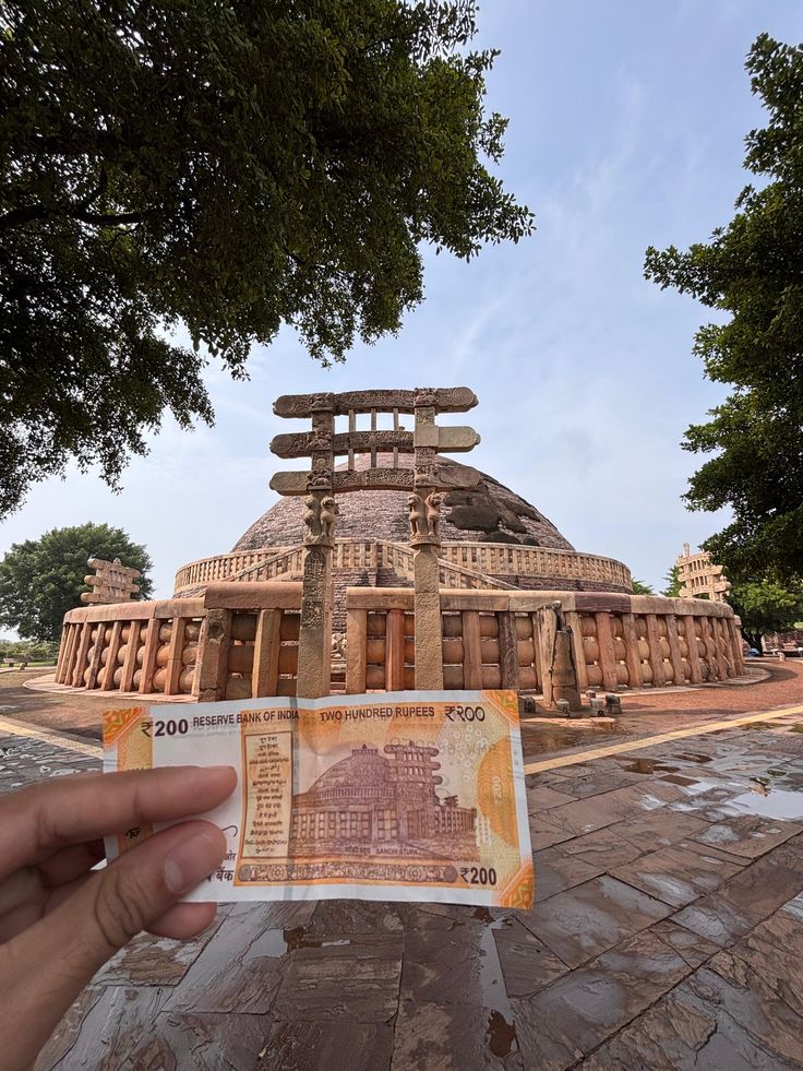 ₹200 note with Sanchi Stupa and ornate gateways