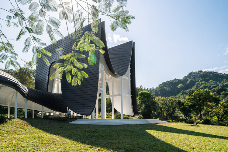 Traditional Chinese Architectural Language in Modern Architecture