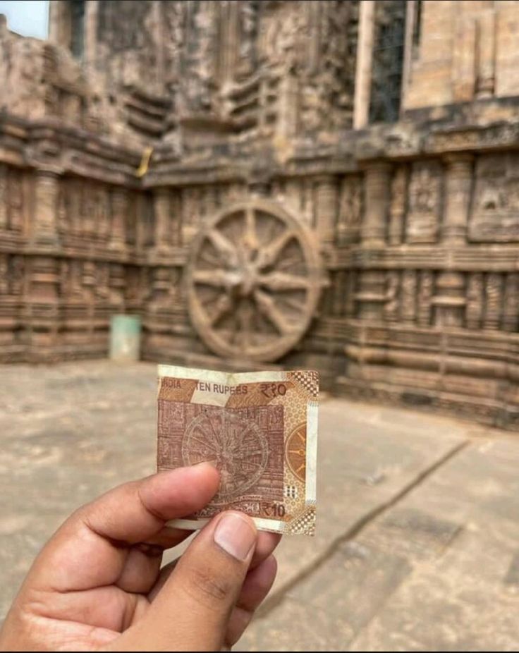 ₹10 note showing Konark Sun Temple with detailed chariot wheels