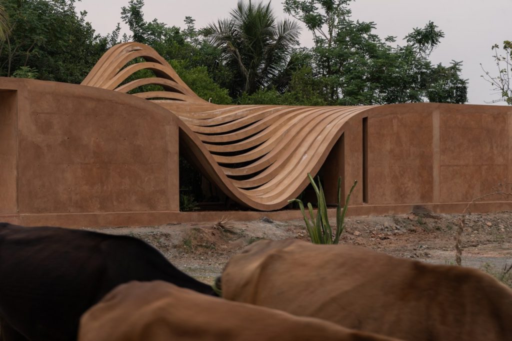 VY Studios roof design in mud with computational design