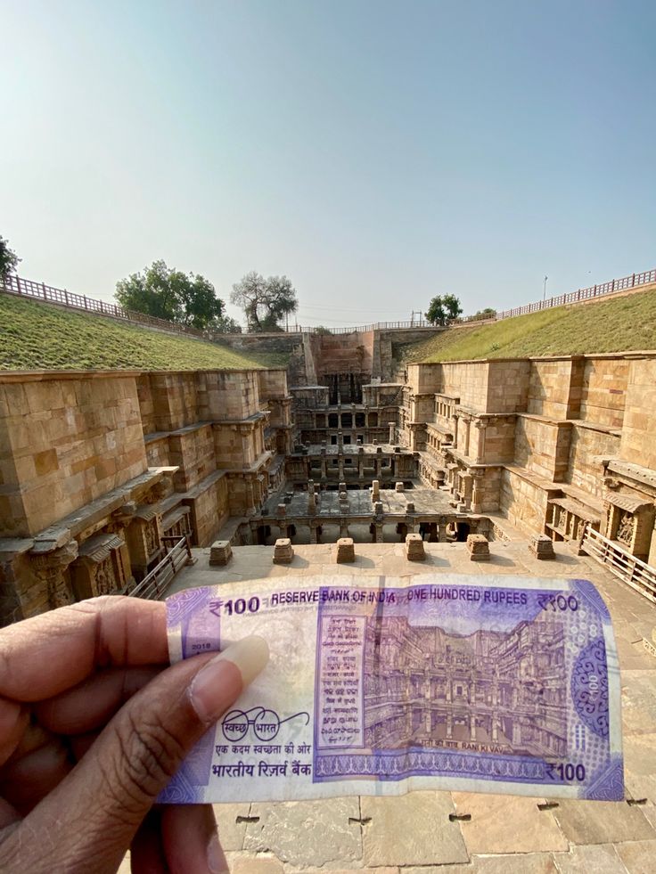 ₹100 note showing Rani ki Vav stepwell with carvings and steps